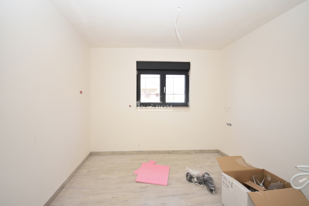 Šibenik, Crnica - Trosobno stanovanje S1 z garažo