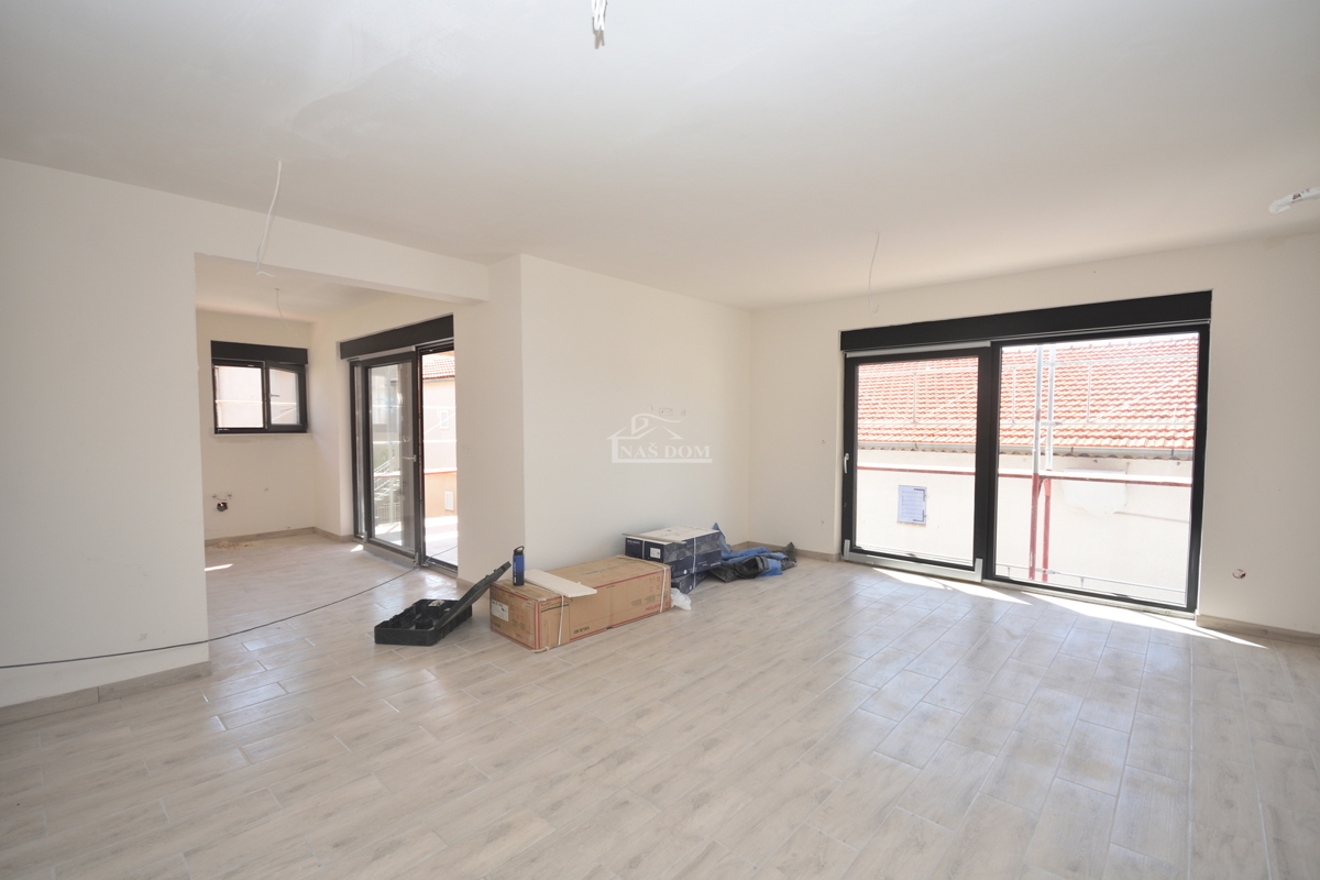 Šibenik, Crnica - Trosobno stanovanje S1 z garažo