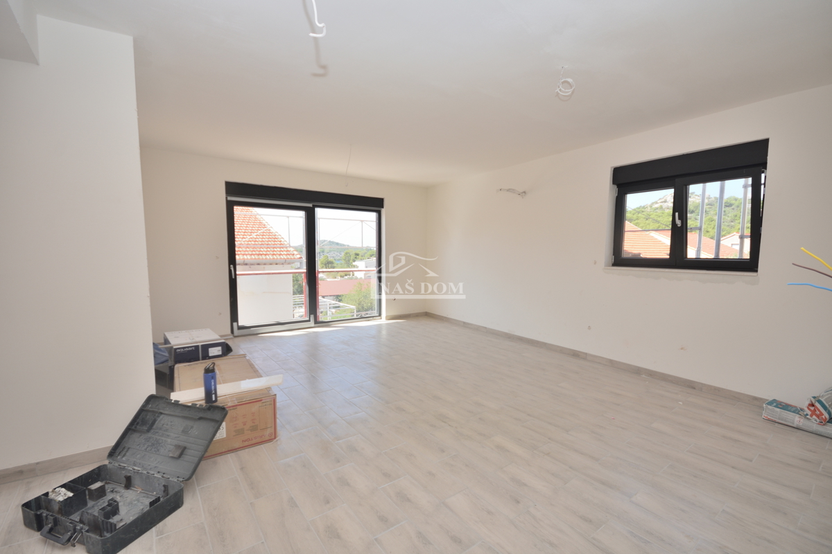 Šibenik, Crnica - Trosobno stanovanje S1 z garažo