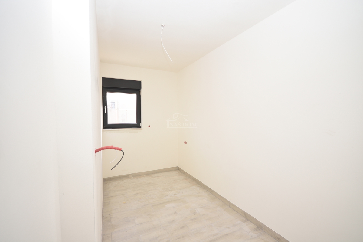 Šibenik, Crnica - Trosobno stanovanje S1 z garažo