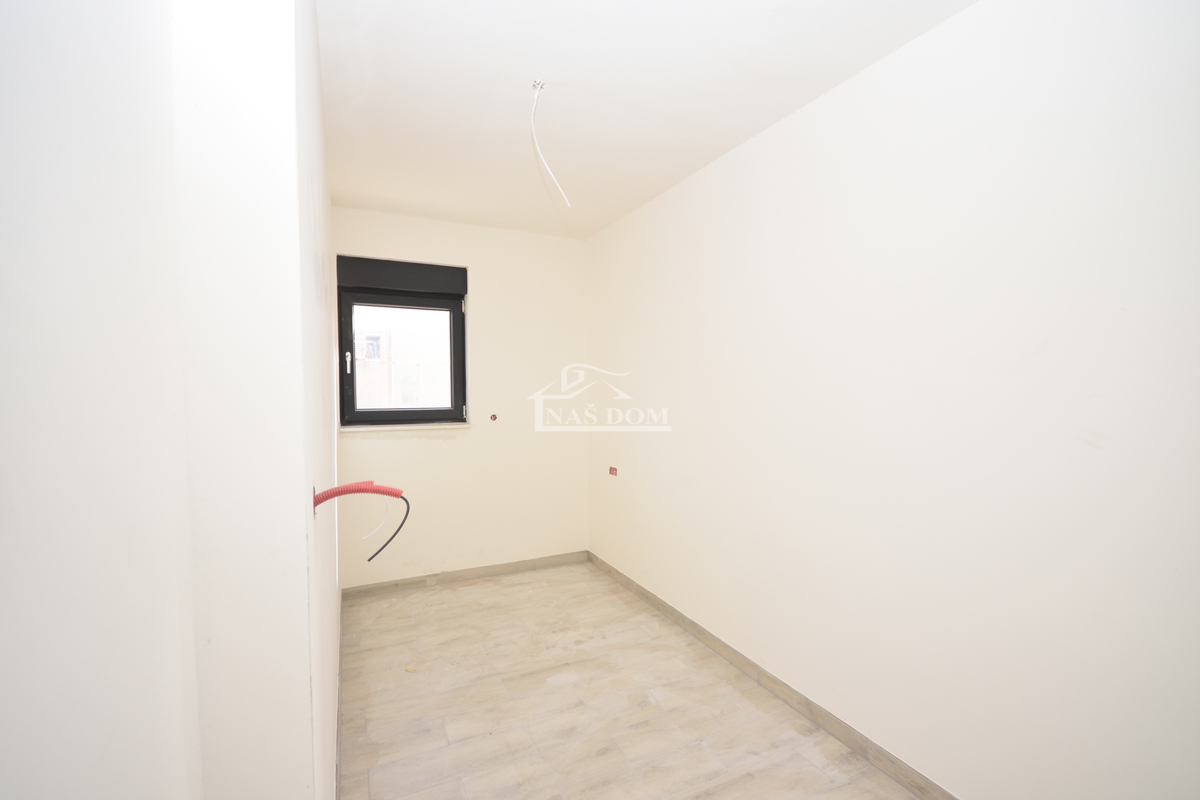 Šibenik, Crnica - Trosobno stanovanje S1 z garažo