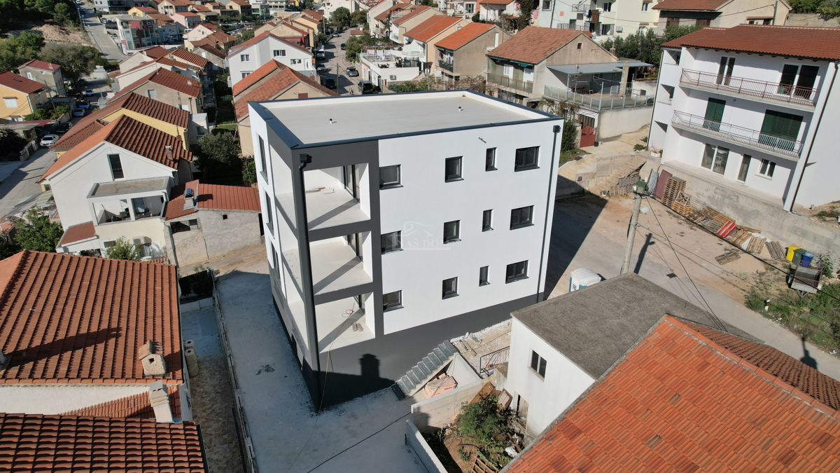 Šibenik, Crnica - Trosobno stanovanje S1 z garažo