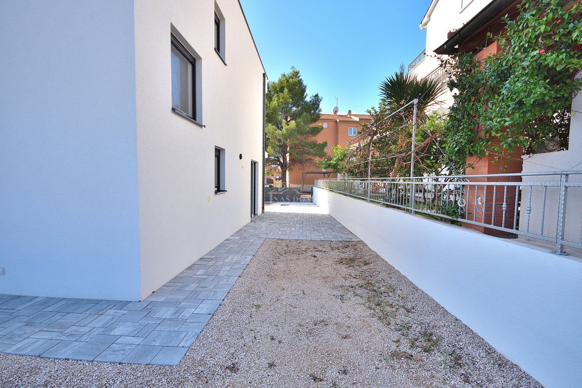 Vodice - NOVOGRADNJA S2 dvojna hiša v bližini plaže