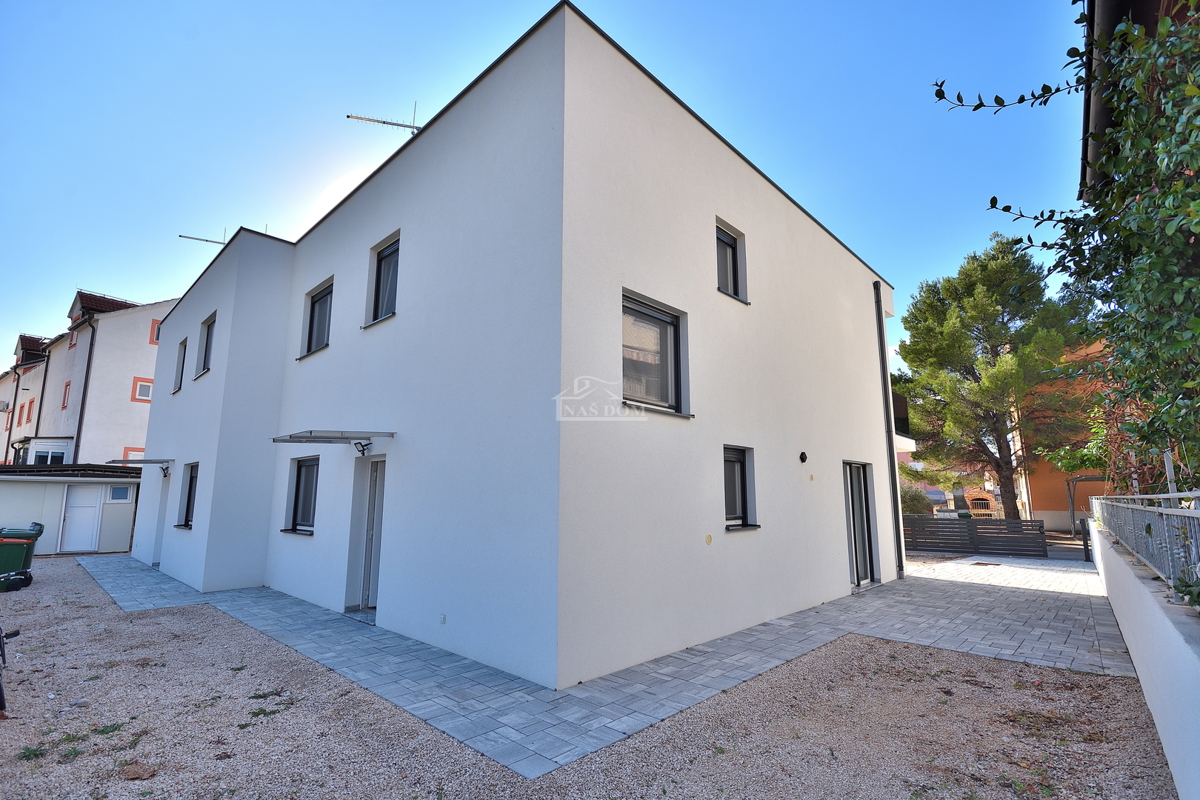 Vodice - NOVOGRADNJA S2 dvojna hiša v bližini plaže