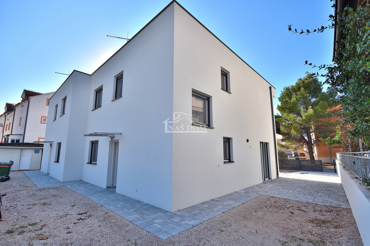 Vodice - NOVOGRADNJA S2 dvojna hiša v bližini plaže