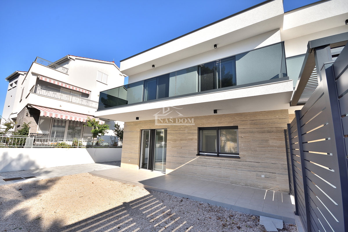 Vodice - NOVOGRADNJA S2 dvojna hiša v bližini plaže