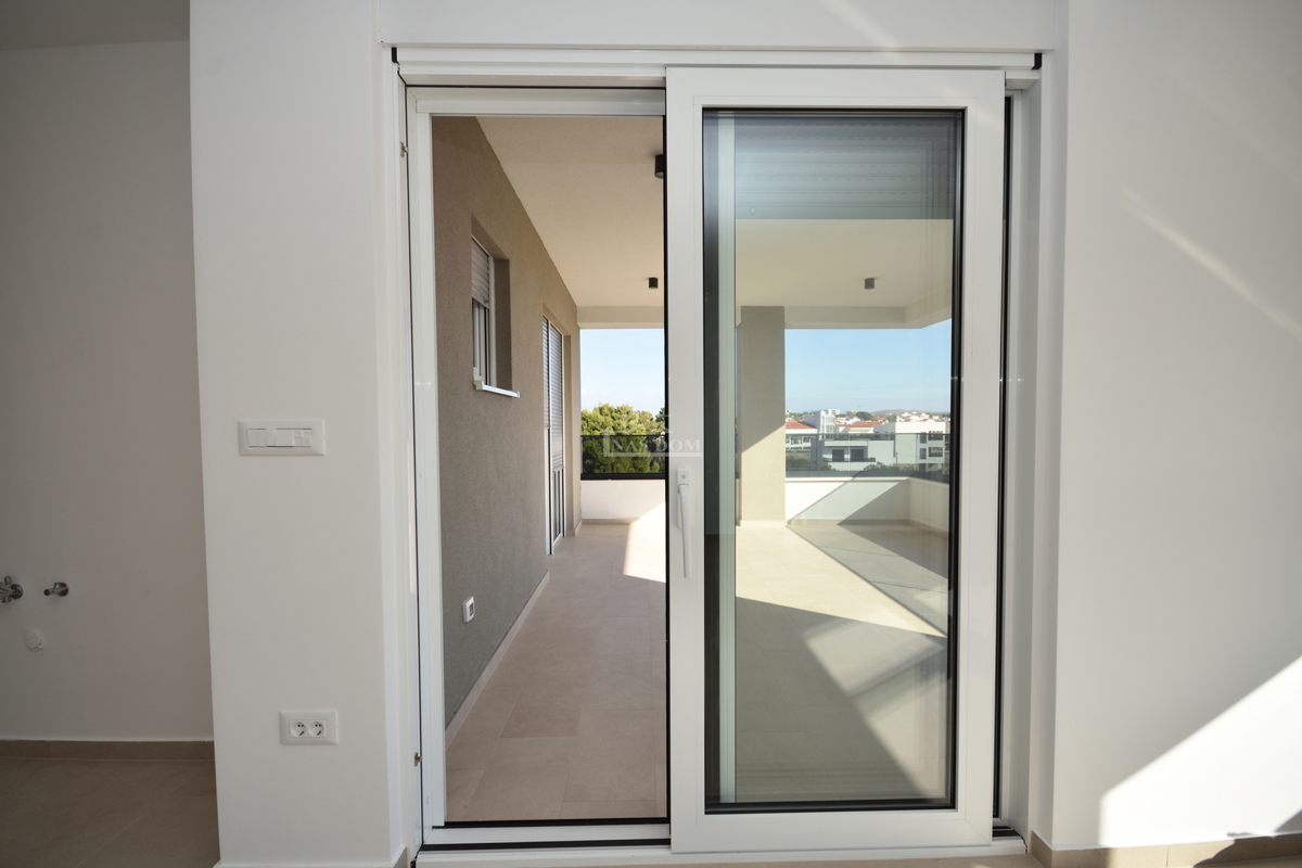 Stanovanje S6 – Prostoren dvosobni stanovanje z razgledom na morje v novogradnji, Vodice