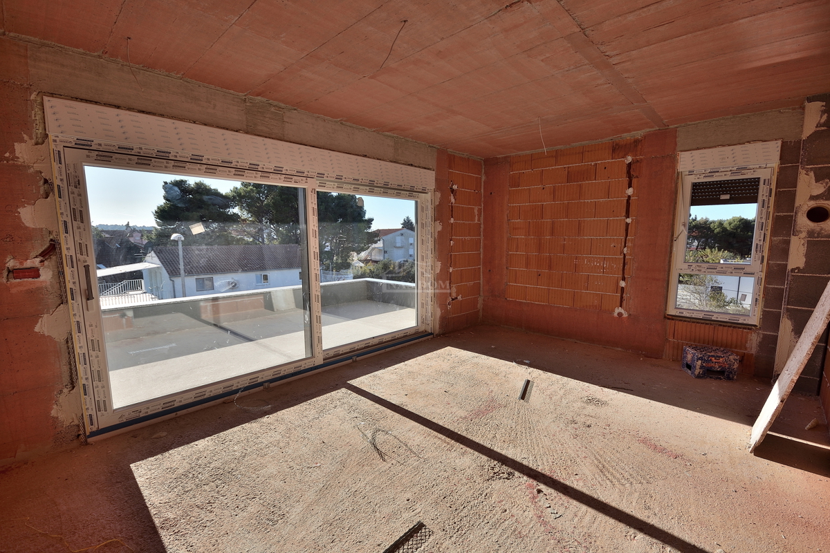 Srima, Vodice - NOVOGRADNJA S8 stanovanje 3S+DB, II nadstropje, 300 m od plaže