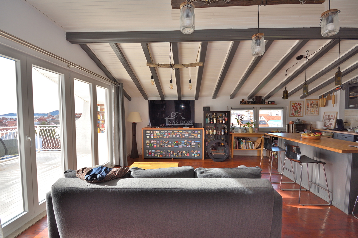 Vodice - trisobno opremljeno stanovanje z razgledom na morje