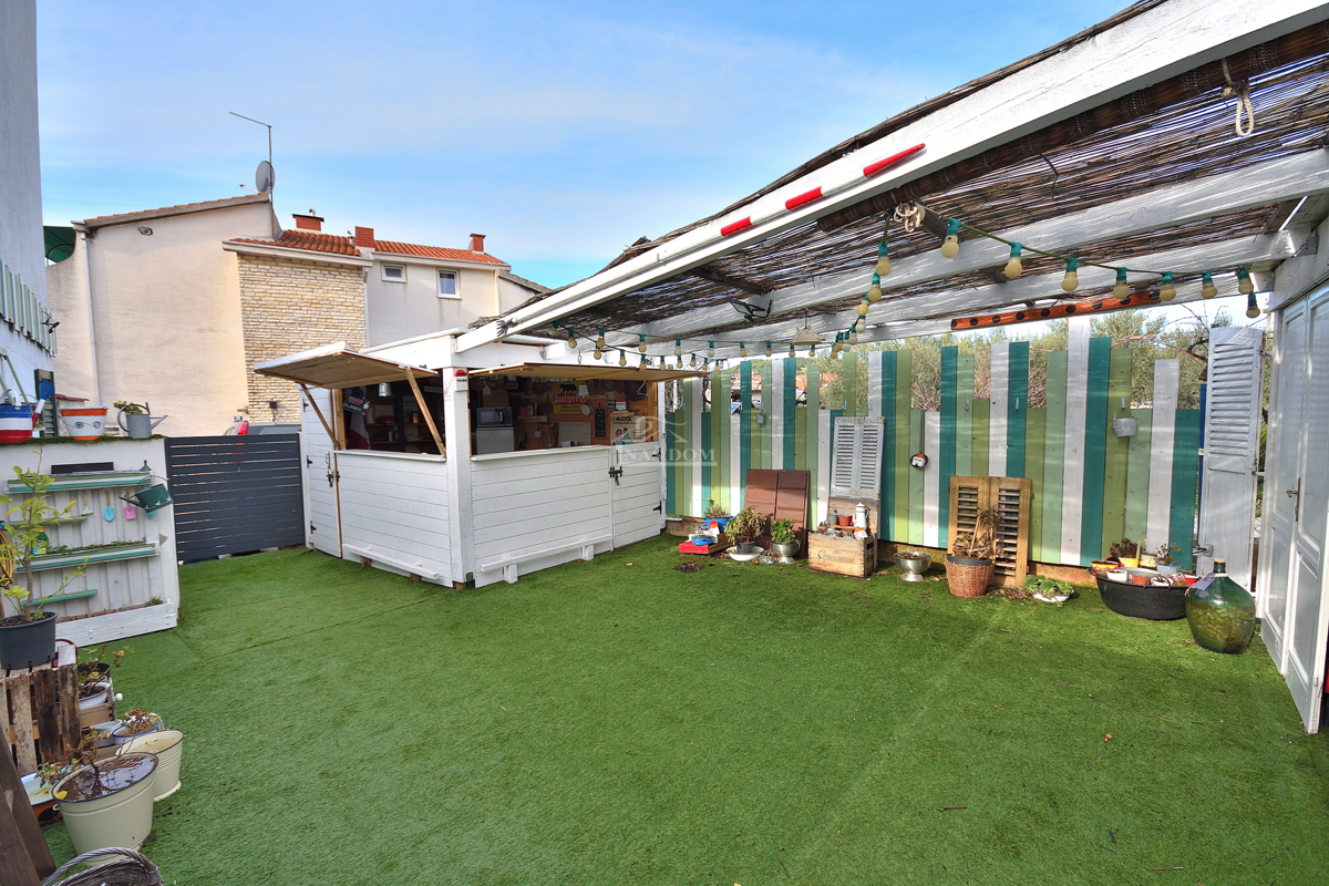 Vodice - trisobno opremljeno stanovanje z razgledom na morje