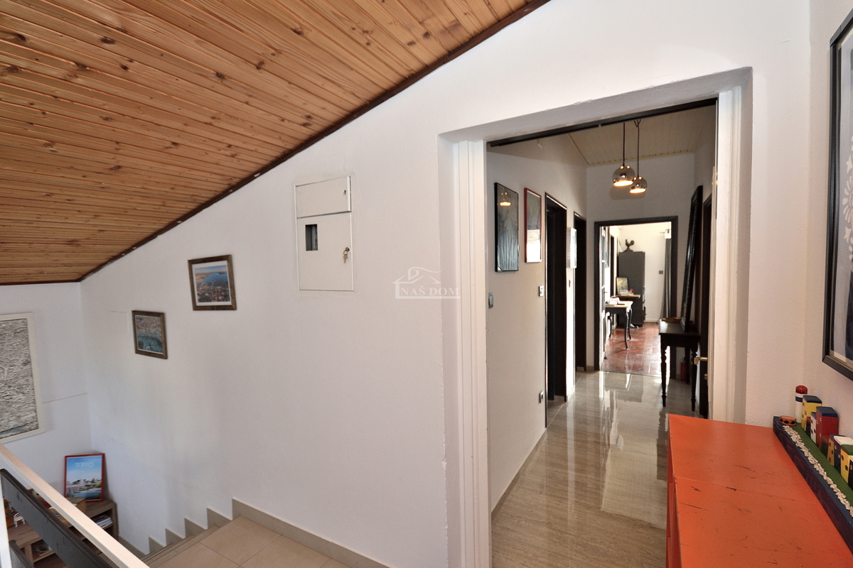 Vodice - trisobno opremljeno stanovanje z razgledom na morje