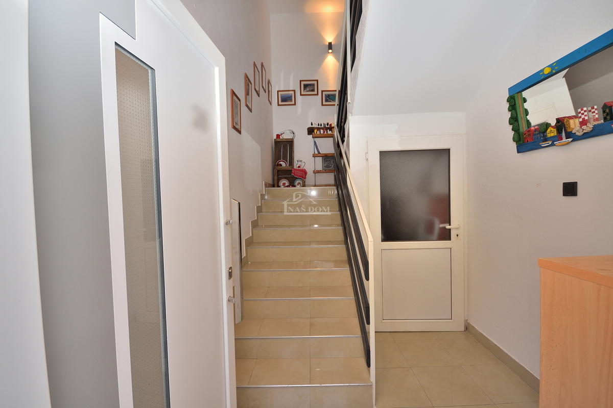 Vodice - trisobno opremljeno stanovanje z razgledom na morje