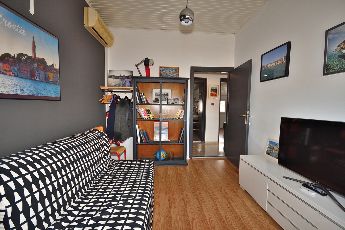 Vodice - trisobno opremljeno stanovanje z razgledom na morje