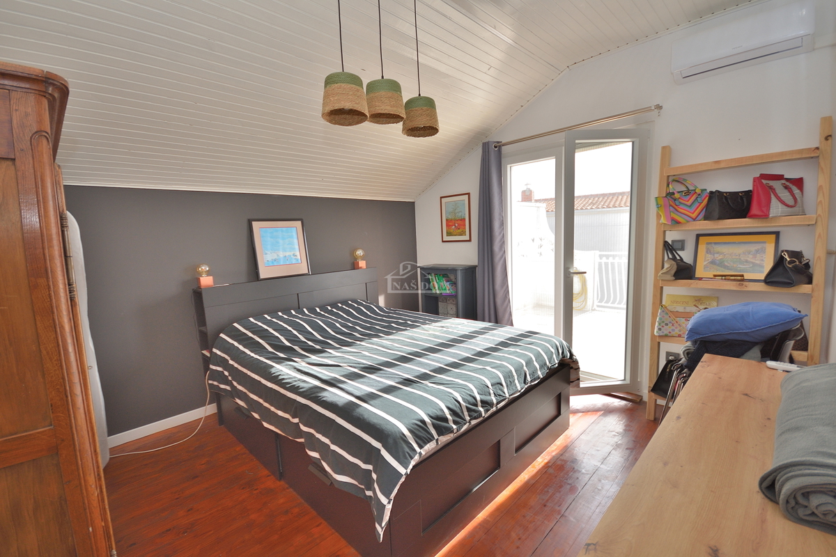 Vodice - trisobno opremljeno stanovanje z razgledom na morje