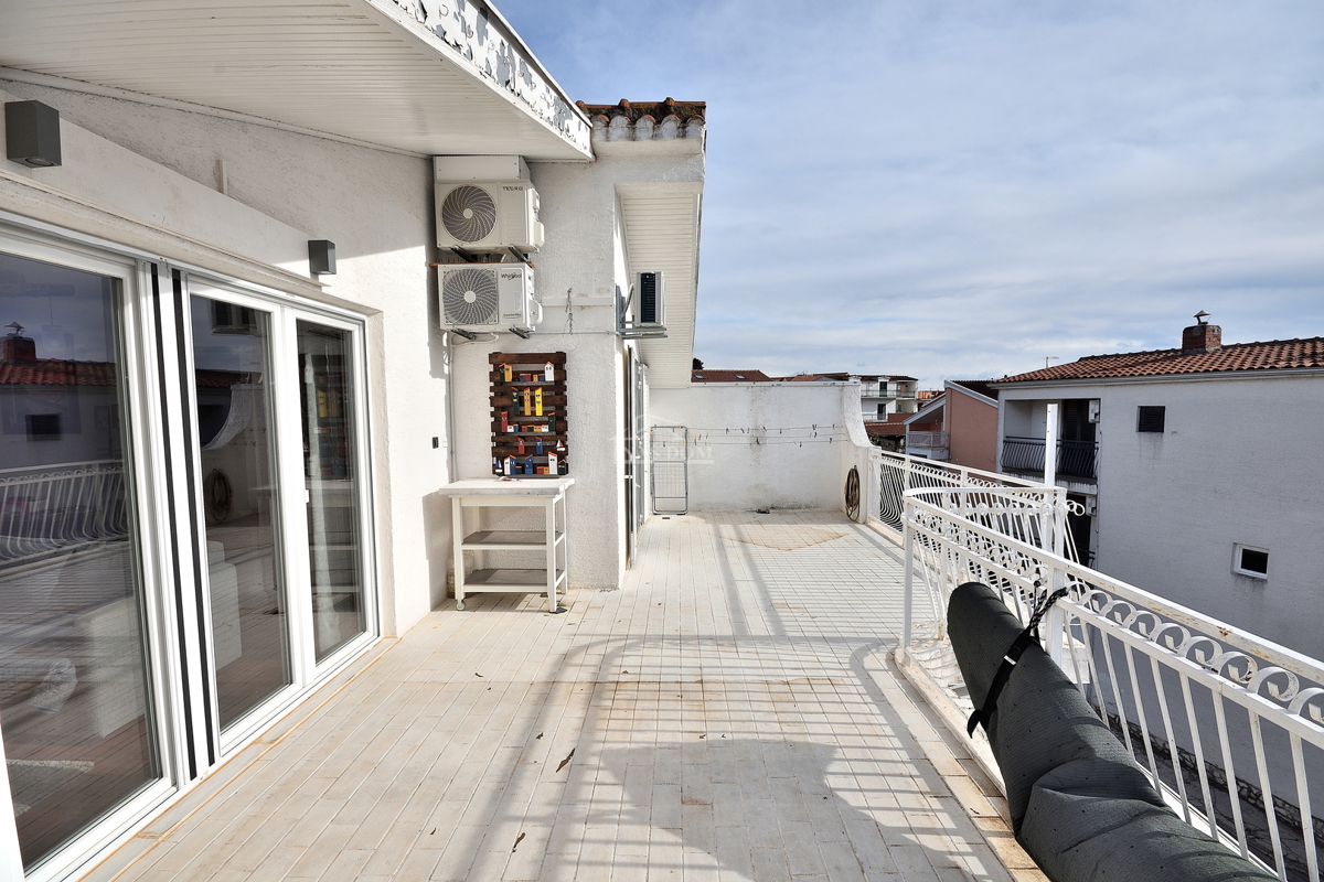 Vodice - trisobno opremljeno stanovanje z razgledom na morje