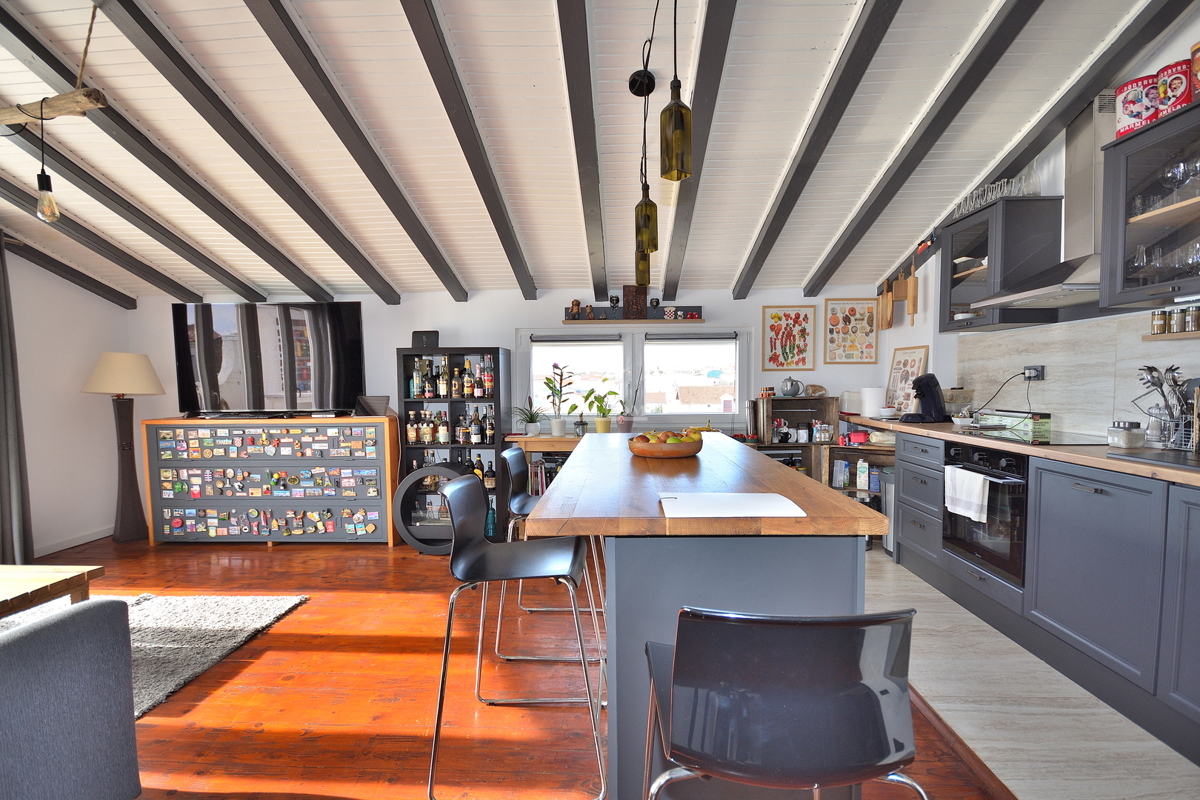 Vodice - trisobno opremljeno stanovanje z razgledom na morje