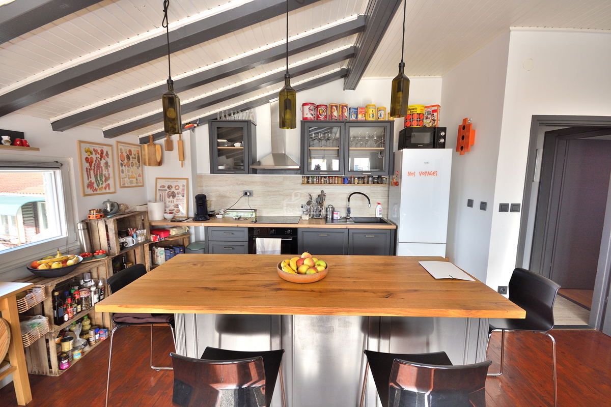 Vodice - trisobno opremljeno stanovanje z razgledom na morje