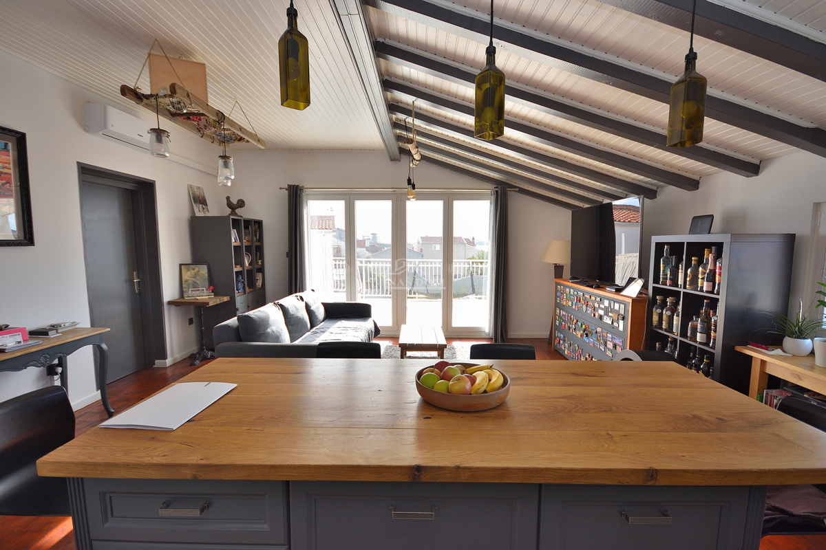 Vodice - trisobno opremljeno stanovanje z razgledom na morje