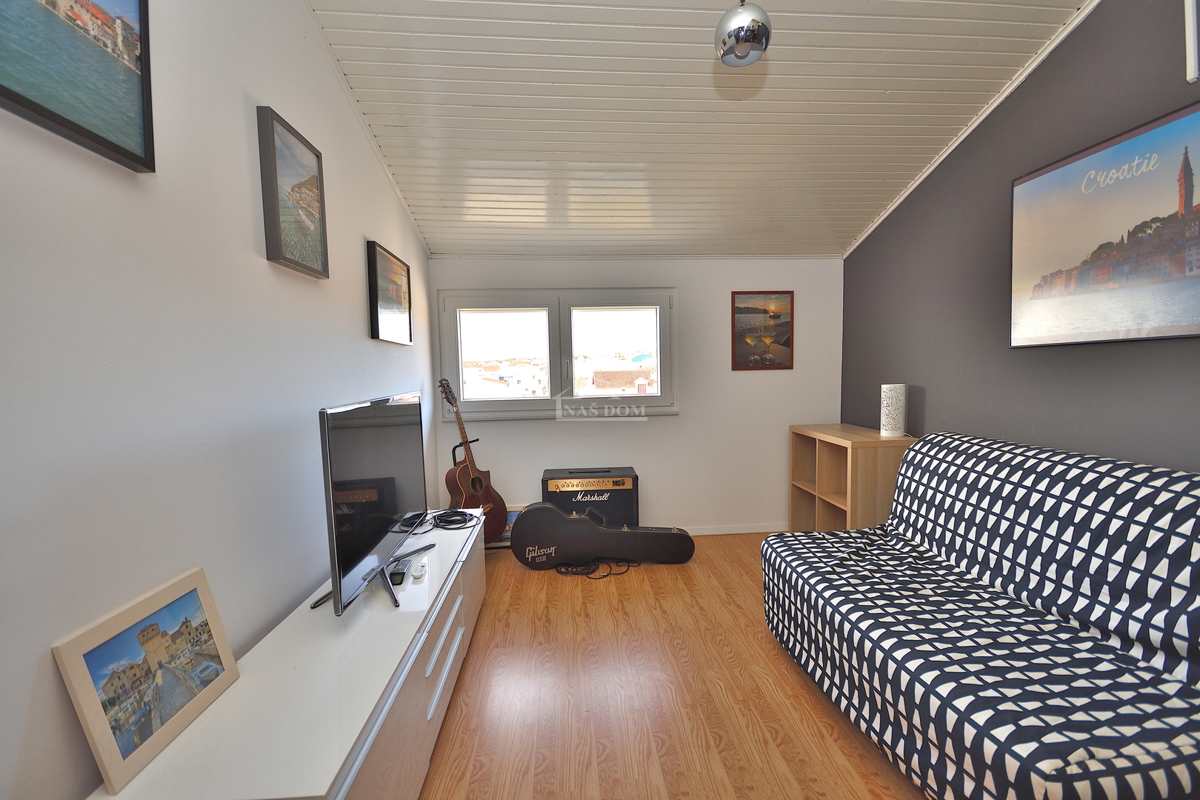 Vodice - trisobno opremljeno stanovanje z razgledom na morje