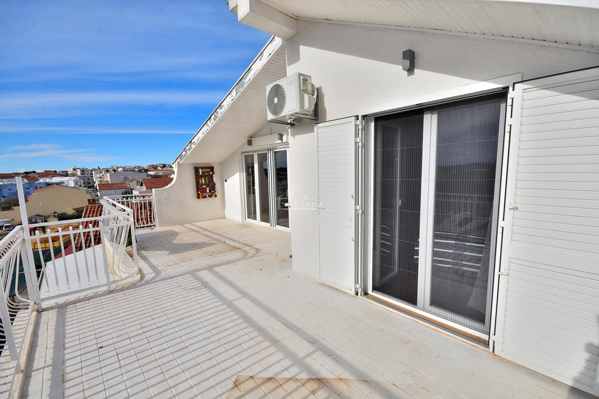 Vodice - trisobno opremljeno stanovanje z razgledom na morje