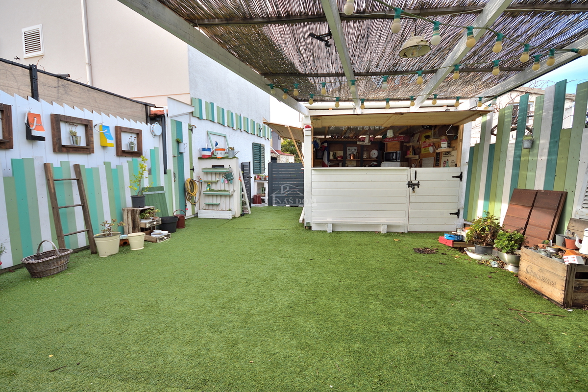 Vodice - trisobno opremljeno stanovanje z razgledom na morje