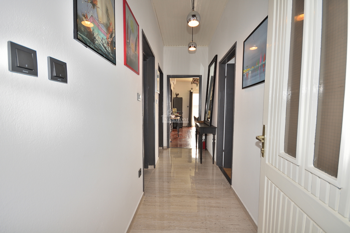 Vodice - trisobno opremljeno stanovanje z razgledom na morje