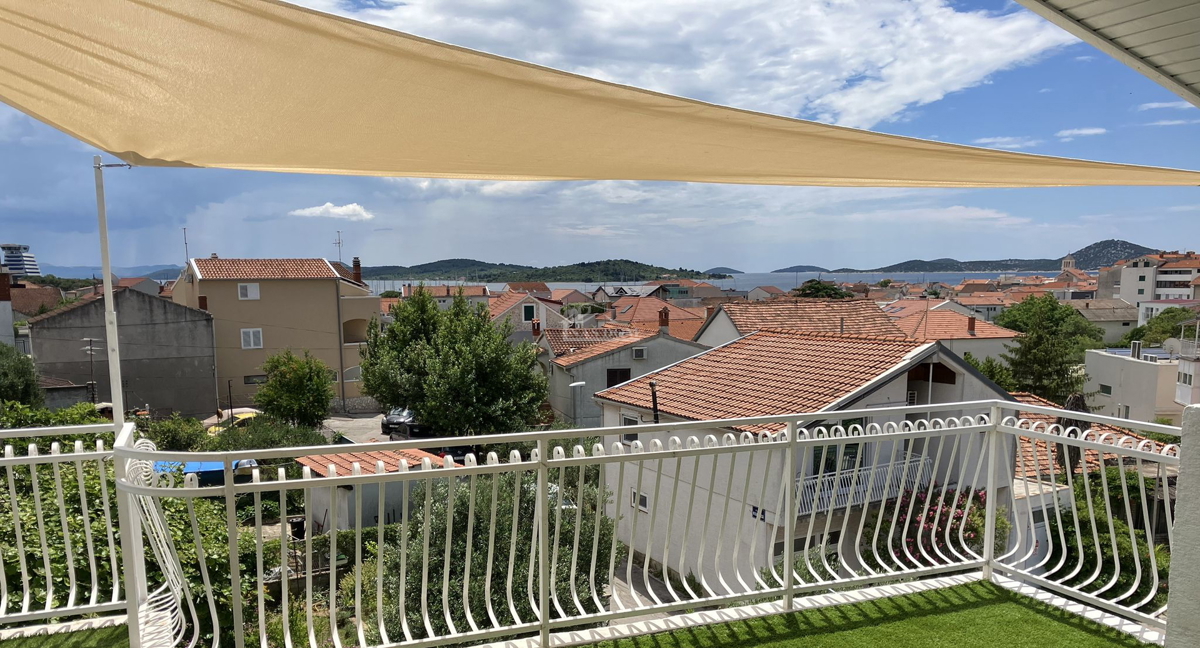 Vodice - trisobno opremljeno stanovanje z razgledom na morje