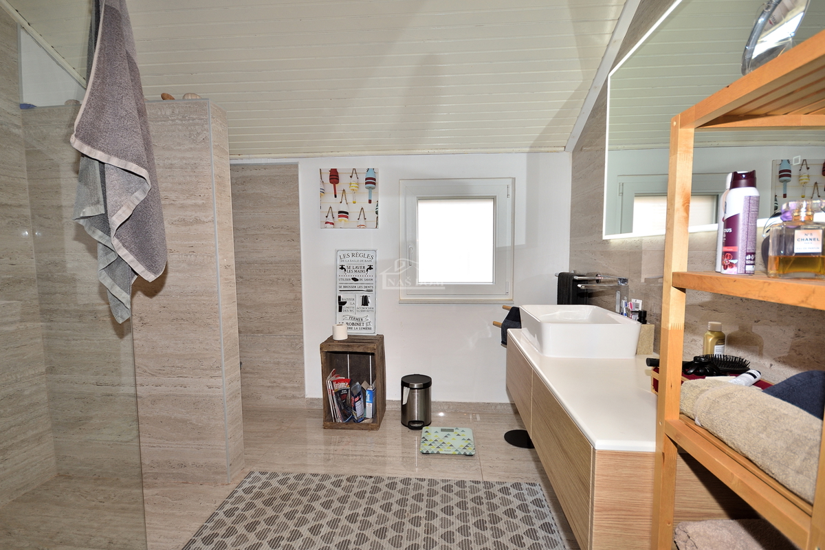 Vodice - trisobno opremljeno stanovanje z razgledom na morje