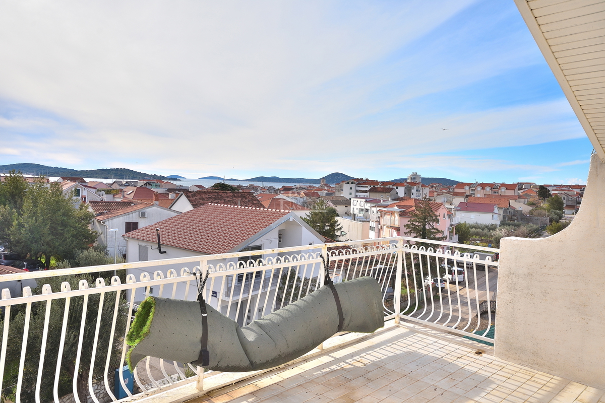 Vodice - trisobno opremljeno stanovanje z razgledom na morje