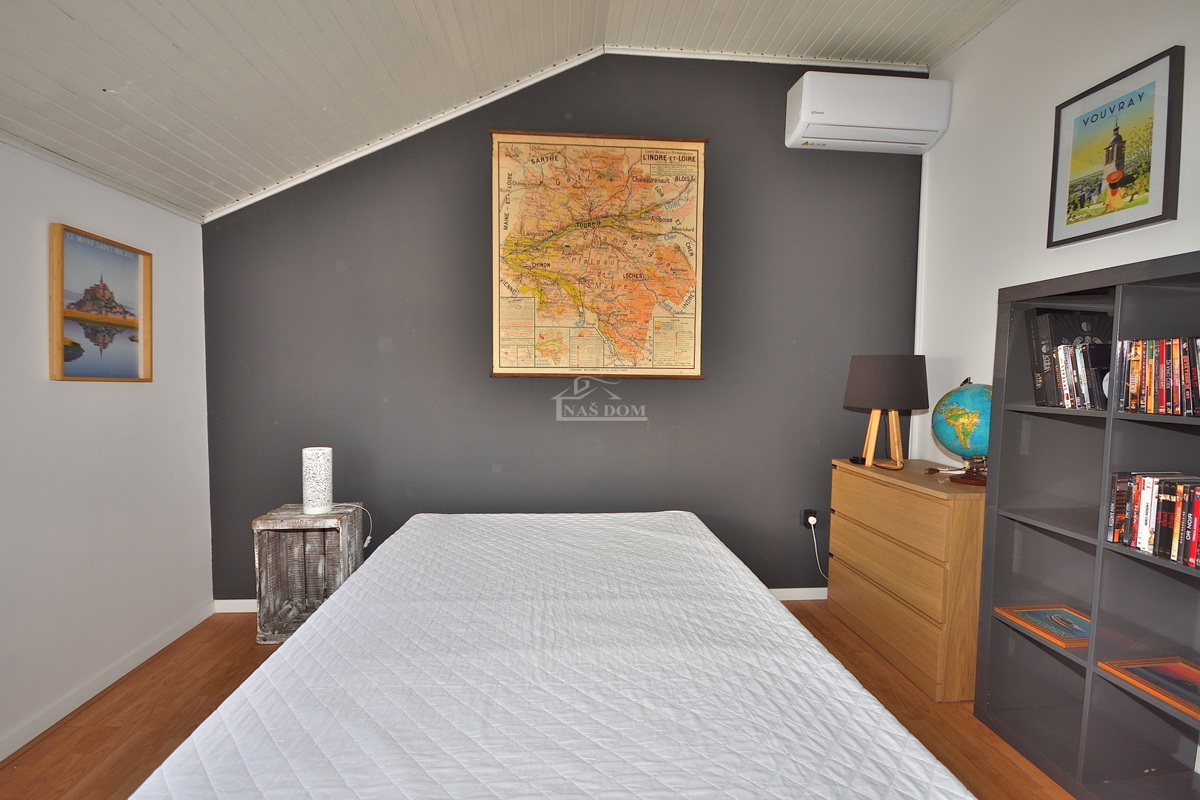 Vodice - trisobno opremljeno stanovanje z razgledom na morje