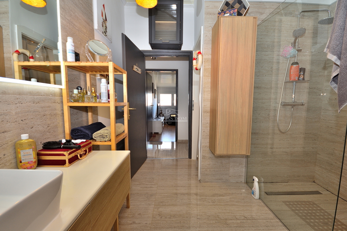 Vodice - trisobno opremljeno stanovanje z razgledom na morje