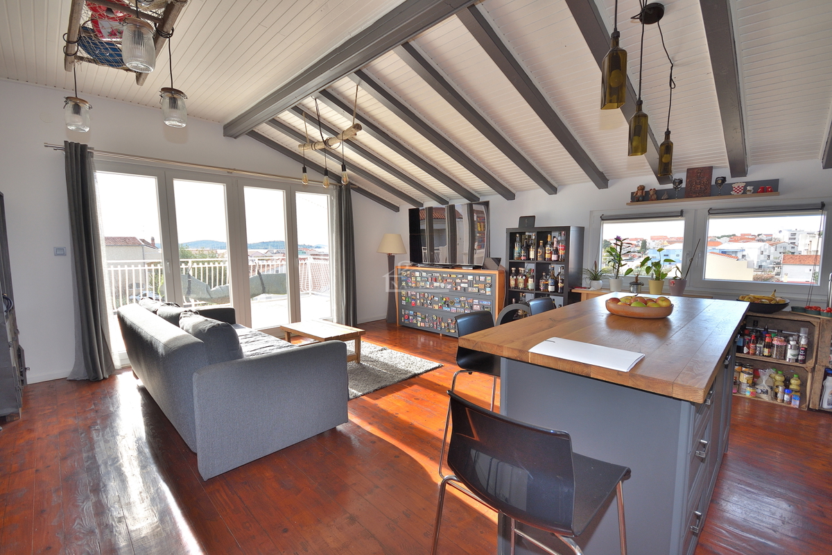 Vodice - trisobno opremljeno stanovanje z razgledom na morje