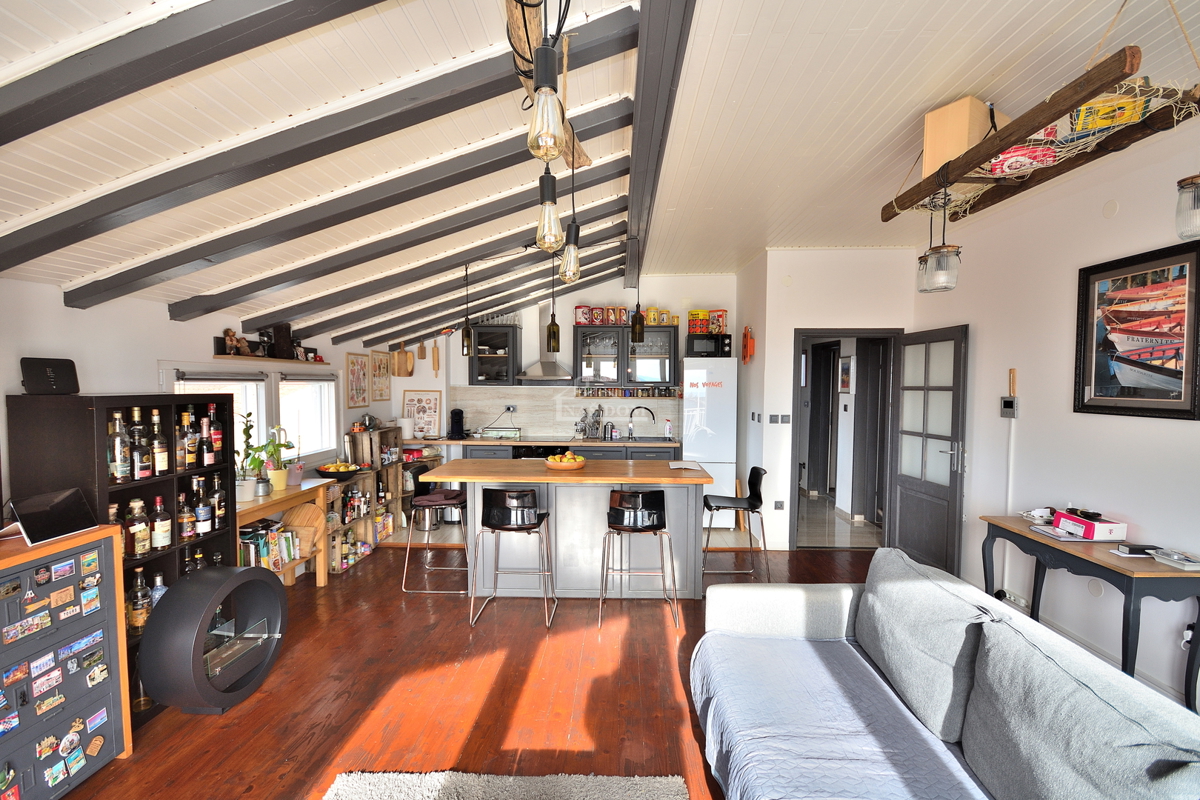 Vodice - trisobno opremljeno stanovanje z razgledom na morje