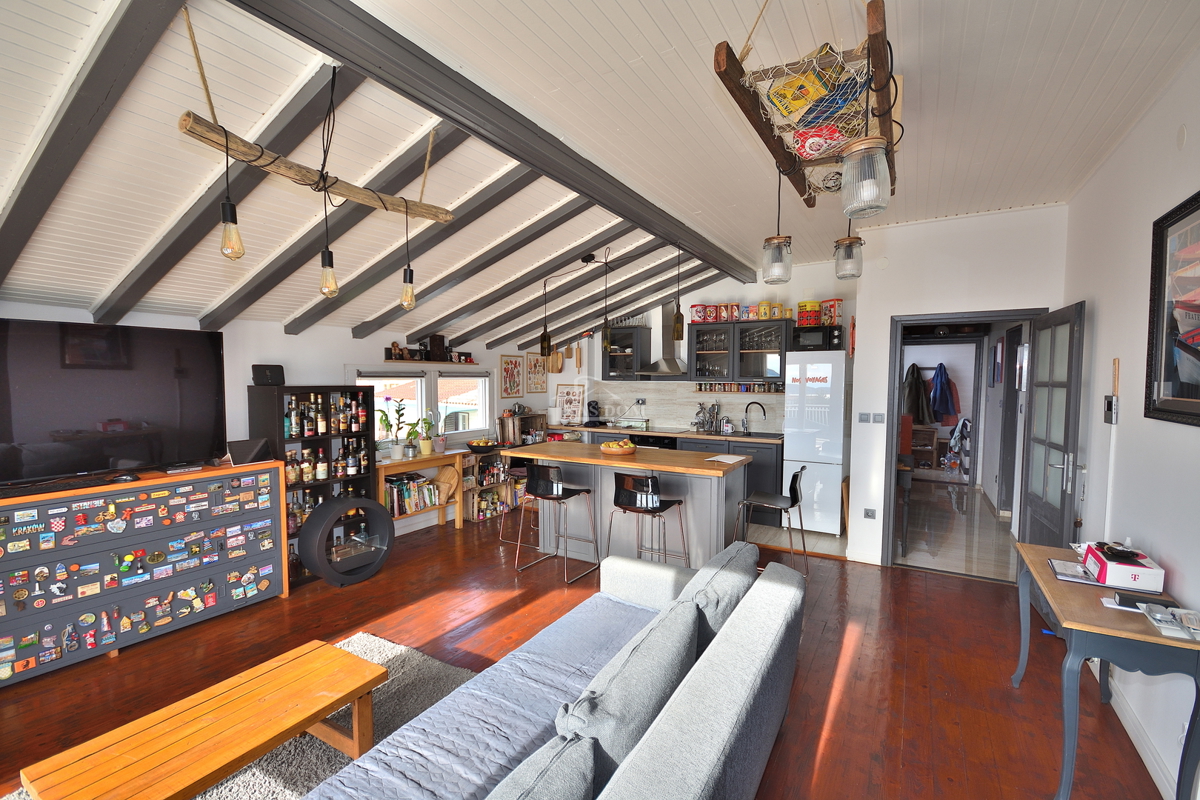 Vodice - trisobno opremljeno stanovanje z razgledom na morje