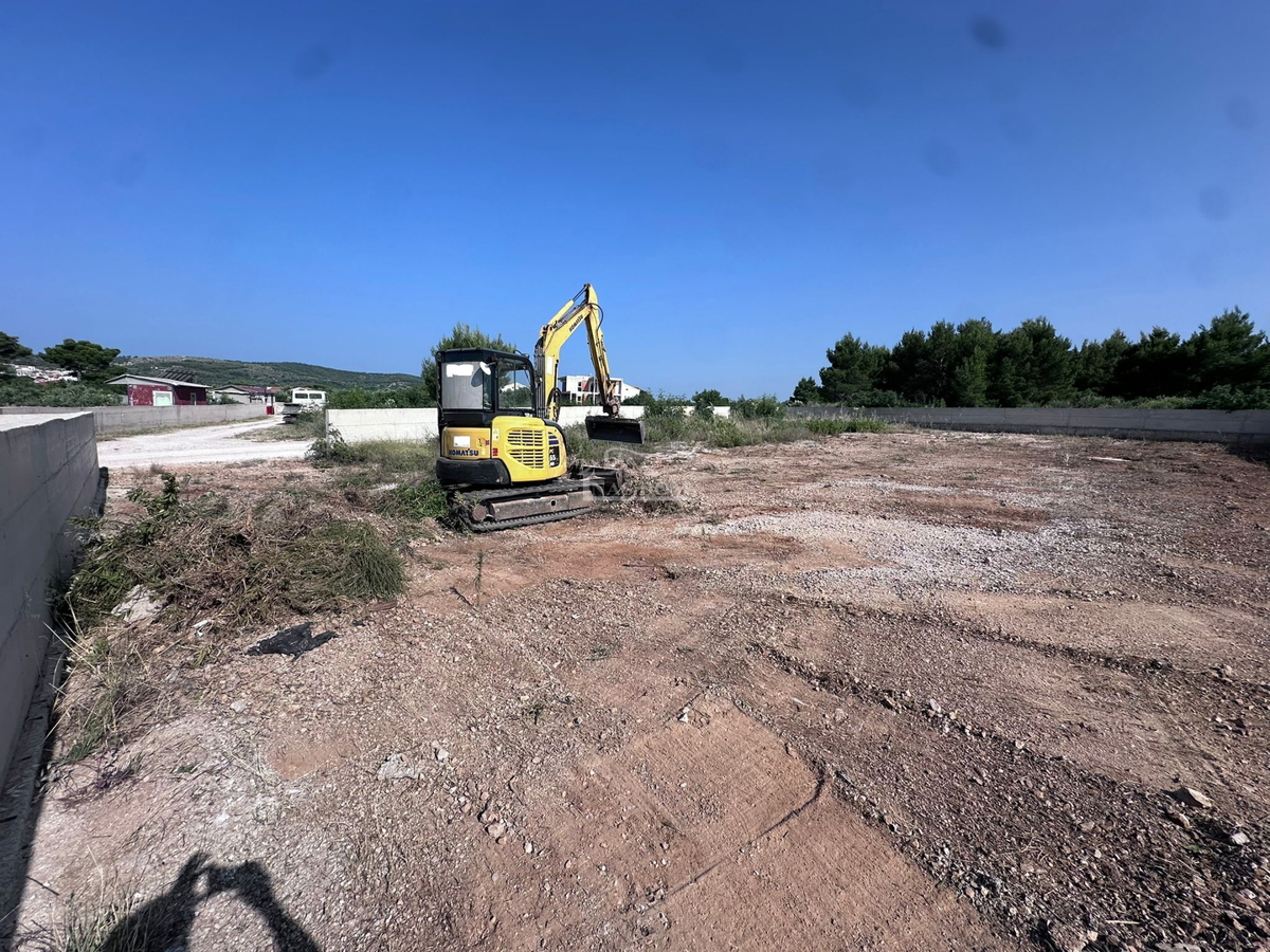 Vodice – zemljišče 879 m² z dovoljenjem za hišo s bazenom