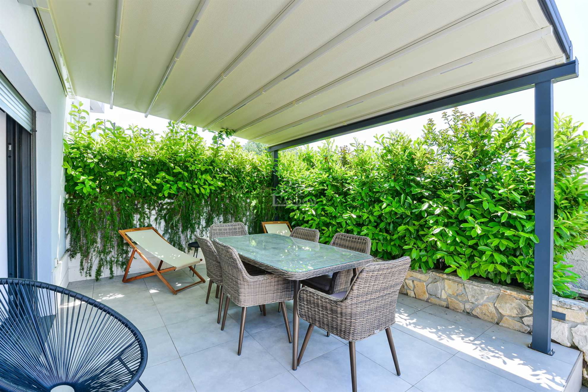 Prodaja – moderna dvojna hiša, TOP lokacija, Vodice (50 m od plaže)