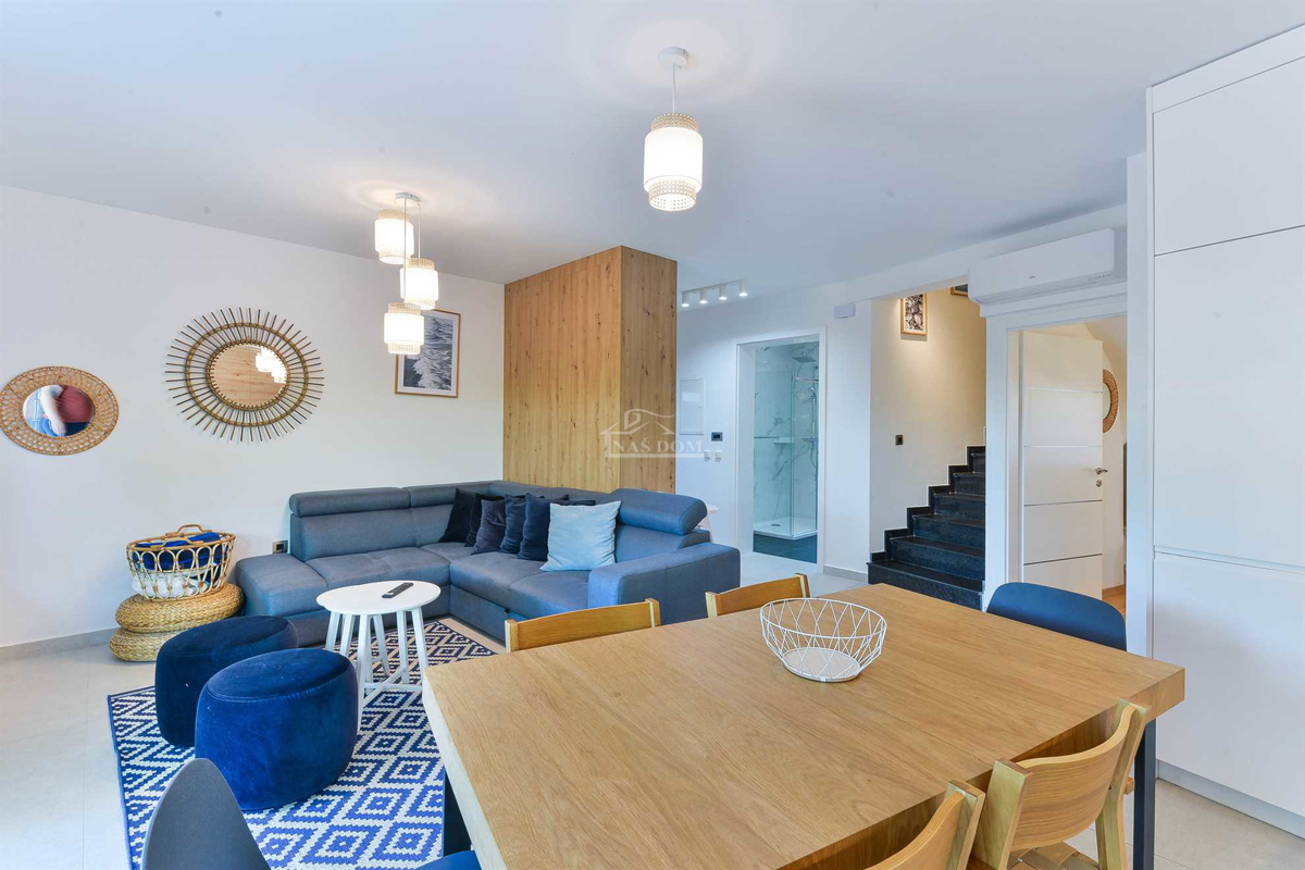 Prodaja – moderna dvojna hiša, TOP lokacija, Vodice (50 m od plaže)