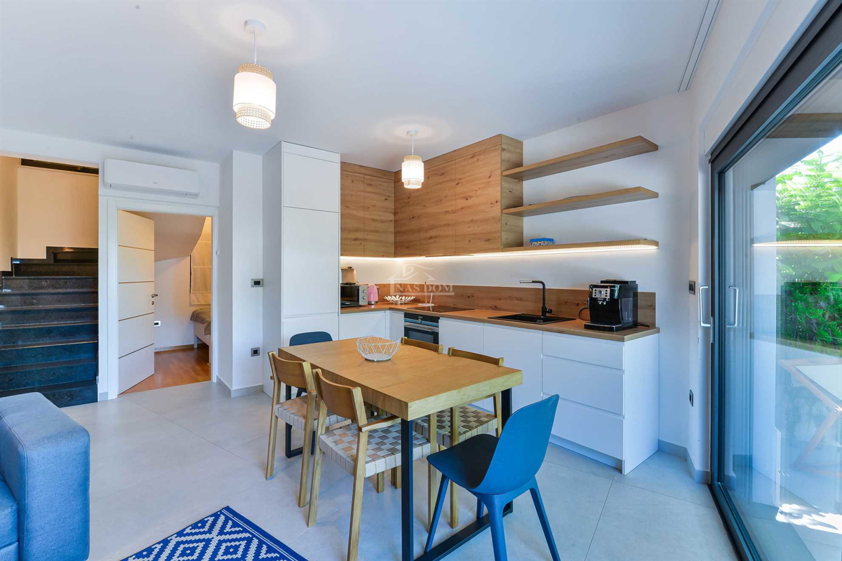 Prodaja – moderna dvojna hiša, TOP lokacija, Vodice (50 m od plaže)