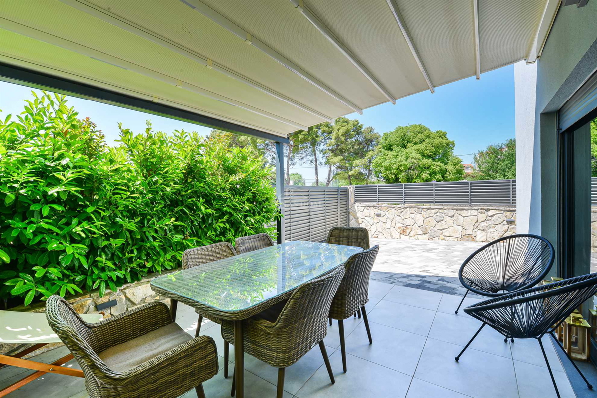 Prodaja – moderna dvojna hiša, TOP lokacija, Vodice (50 m od plaže)