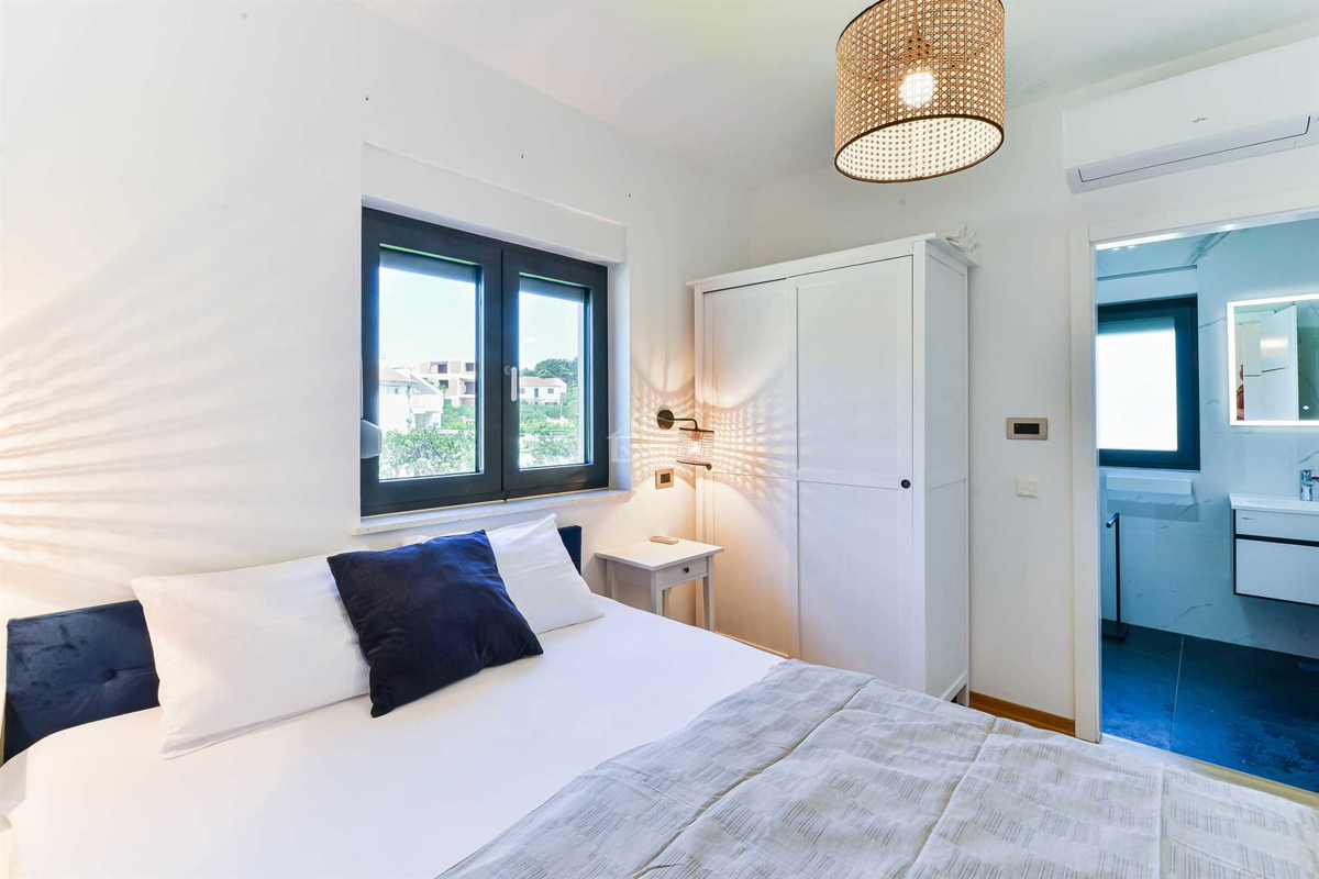 Prodaja – moderna dvojna hiša, TOP lokacija, Vodice (50 m od plaže)