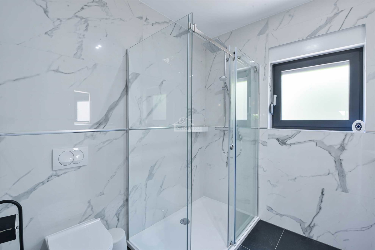 Prodaja – moderna dvojna hiša, TOP lokacija, Vodice (50 m od plaže)