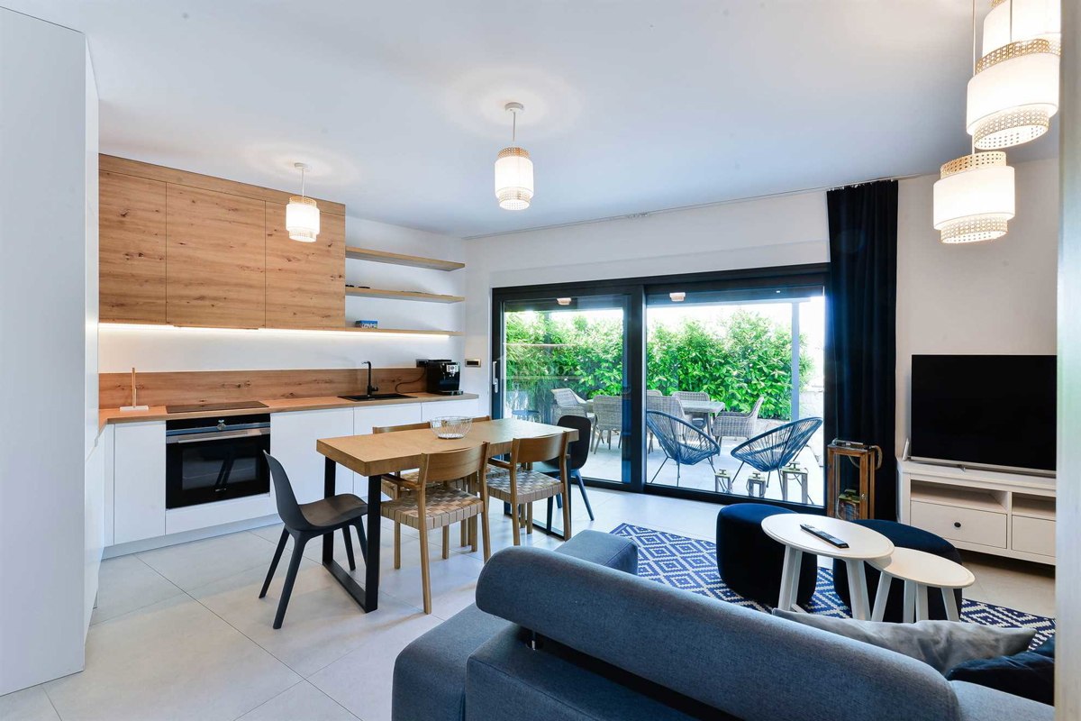 Prodaja – moderna dvojna hiša, TOP lokacija, Vodice (50 m od plaže)