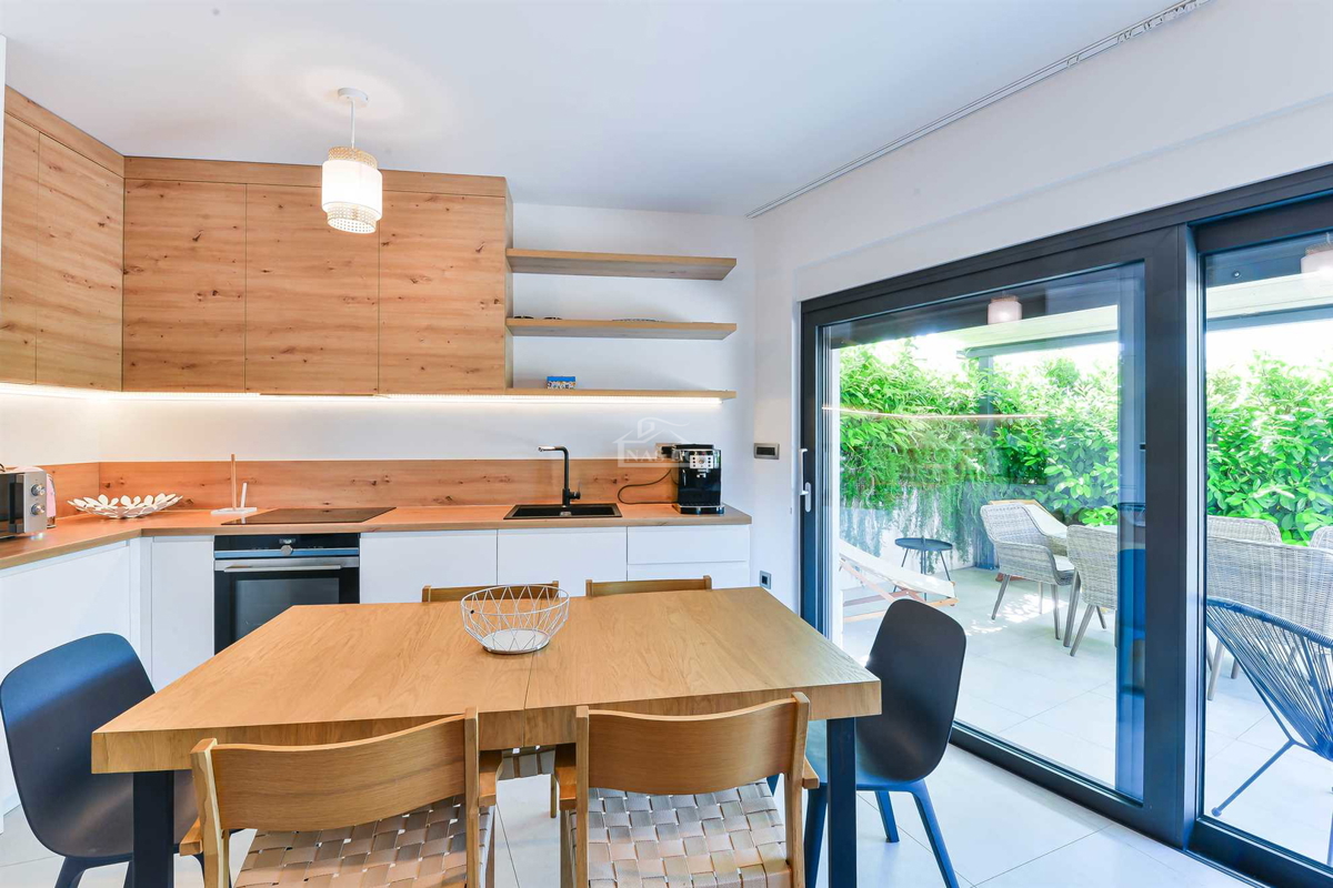 Prodaja – moderna dvojna hiša, TOP lokacija, Vodice (50 m od plaže)