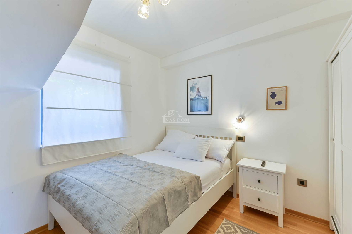 Prodaja – moderna dvojna hiša, TOP lokacija, Vodice (50 m od plaže)