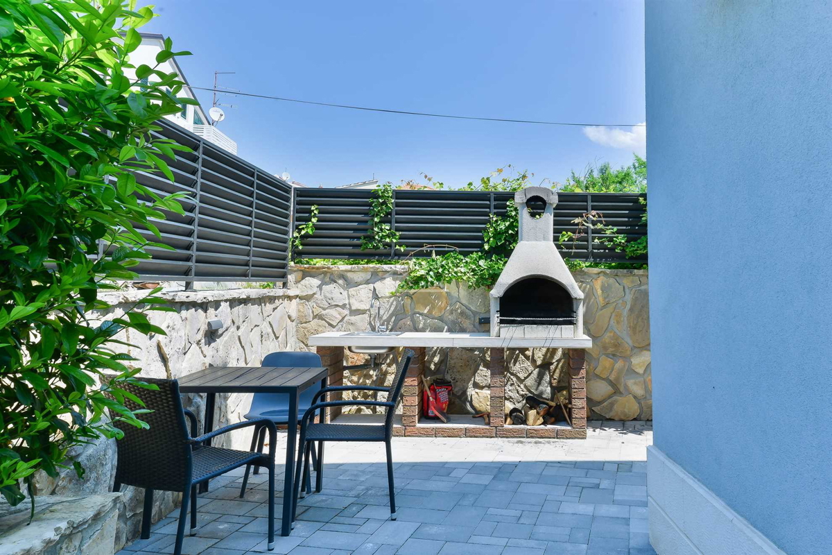 Prodaja – moderna dvojna hiša, TOP lokacija, Vodice (50 m od plaže)