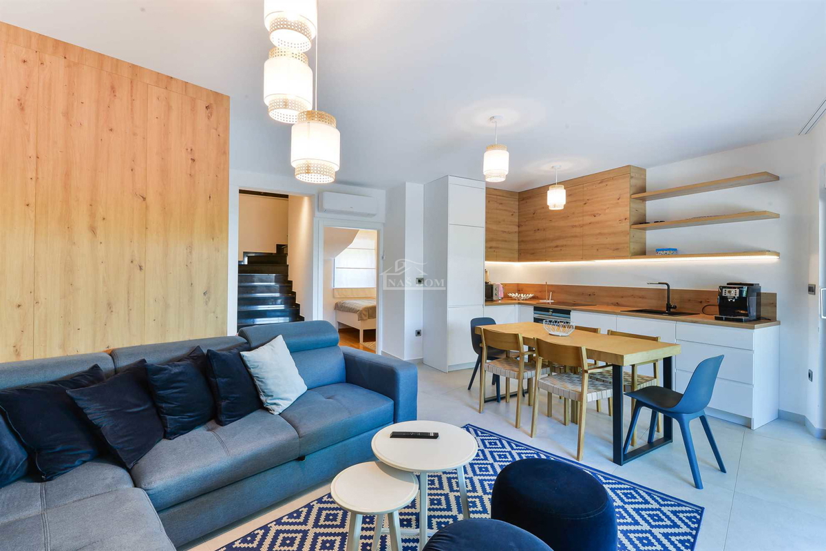 Prodaja – moderna dvojna hiša, TOP lokacija, Vodice (50 m od plaže)