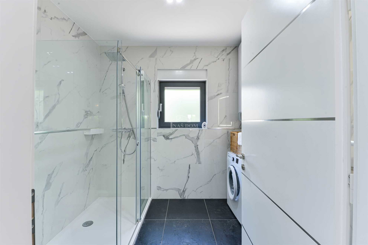 Prodaja – moderna dvojna hiša, TOP lokacija, Vodice (50 m od plaže)