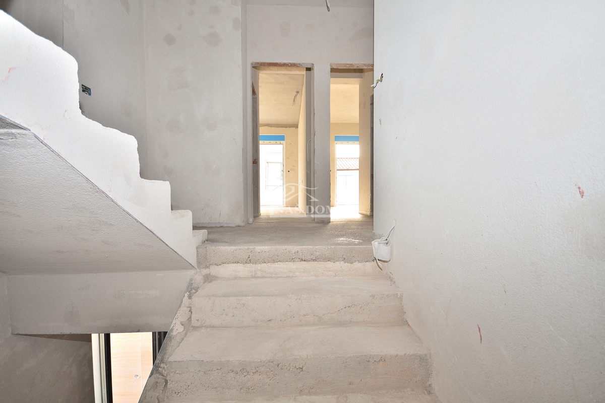 Vodice, Srima - **NOVOGRADNJA** S2 hiša 300 m od plaže