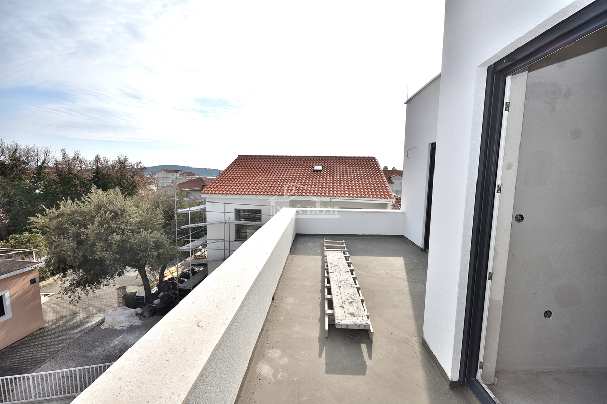 Vodice, Srima - **NOVOGRADNJA** S2 hiša 300 m od plaže