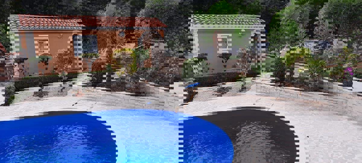 Vodice - Družinska hiša s bazenom na mirni lokaciji
